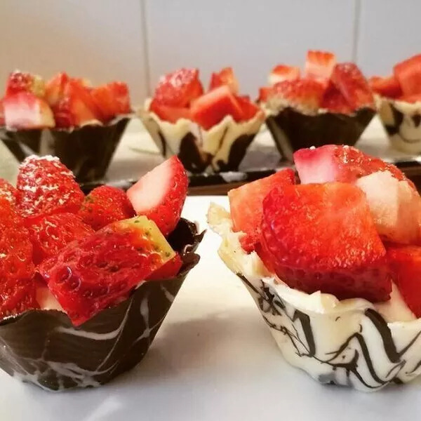 Coupelles en chocolat marbré fraises et chantilly mascarpone