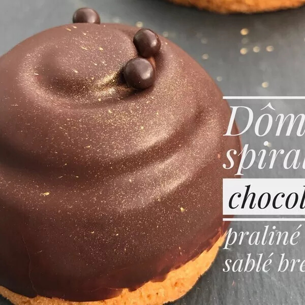 Dômes spirales chocolat praliné sur sablé breton