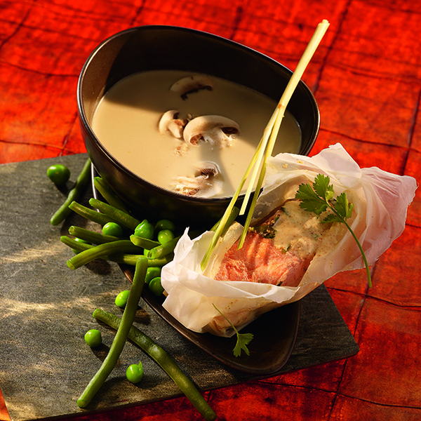 Soupe de lait de coco à la citronnelle et papillotes de saumon au tandoori