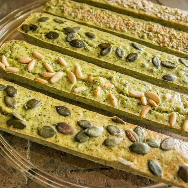 Gâteaux de légumes verts et graines