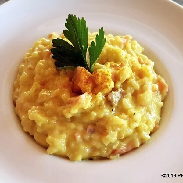 Risotto au saumon fumé et curcuma