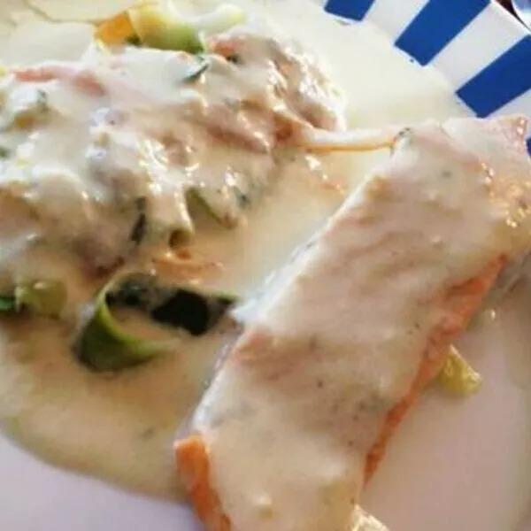 Pavés de saumon et ses tagliatelles de légumes sauce fromage aux fines herbes