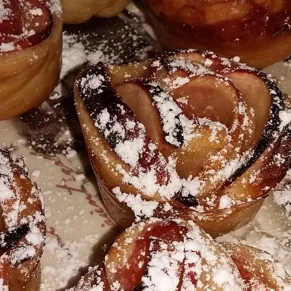 ROSES FEUILLETTEES  AUX POMMES 