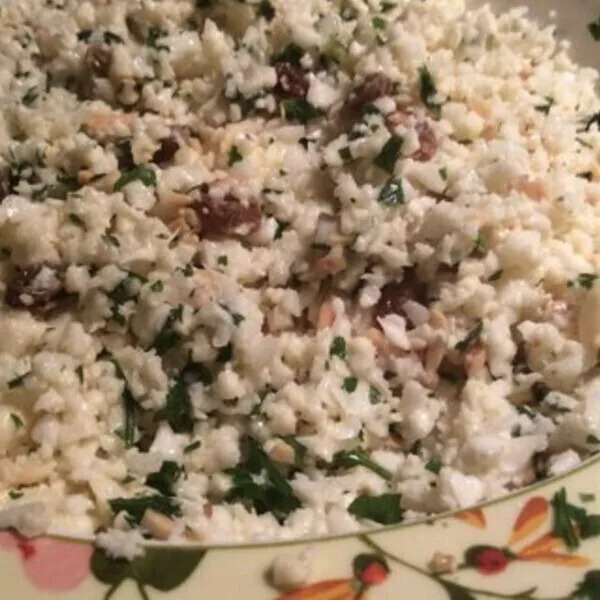 Taboulé de chou-fleur aux amandes et raisins secs (végétarien)