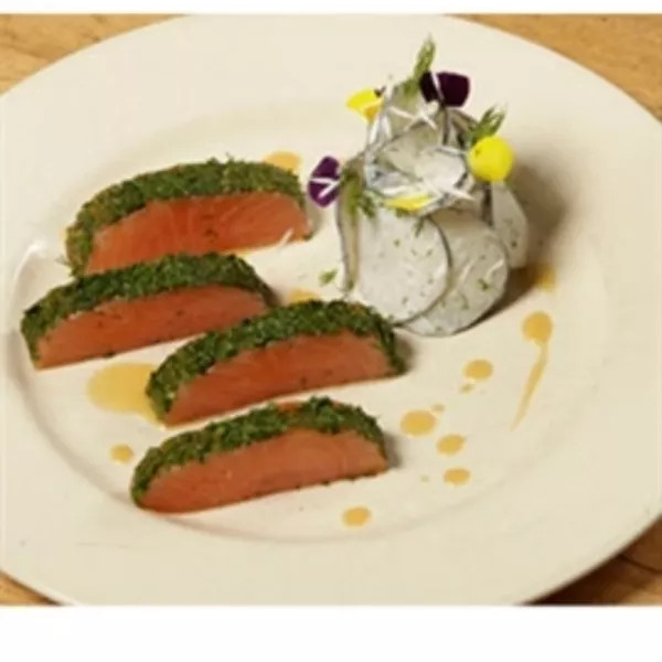 Saumon mariné à l’aneth, salade de radis noir à la crème et vinaigrette au miel & épices