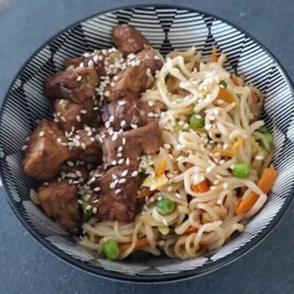Tempeh mariné et nouilles aux légumes