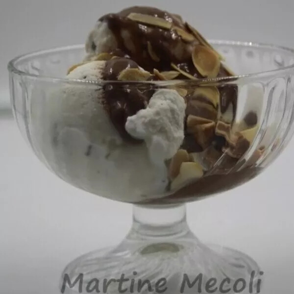 Coupe glacée stracciatella et sa sauce fudge