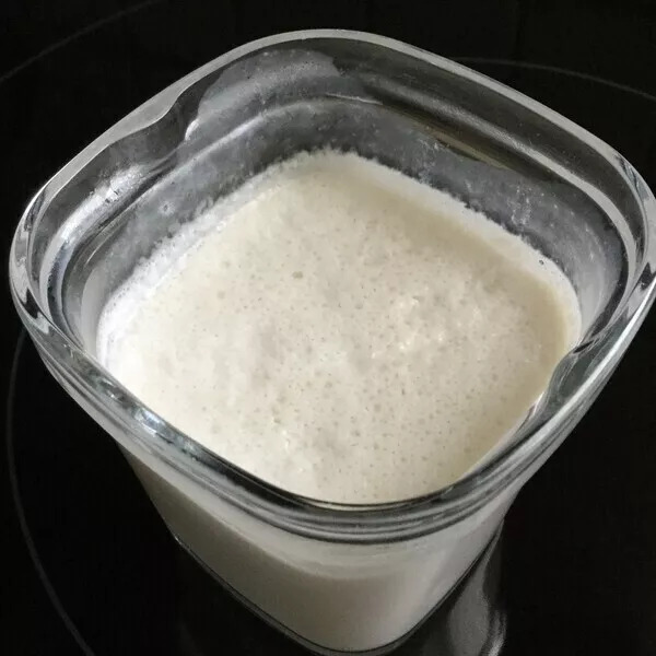 Yaourts au lait de coco et aux noix de cajou. 