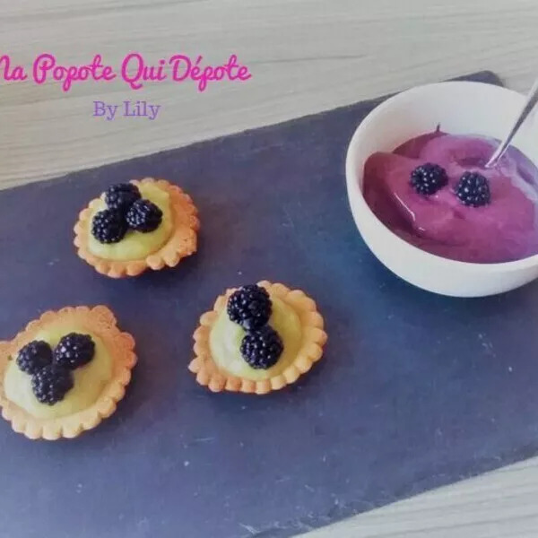 Délicieux yaourt glacé mûres/rhubarbe