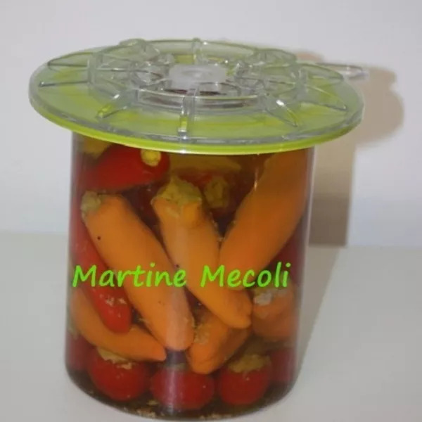 Mini poivrons farcis au thon marinés à l'huile d'olive