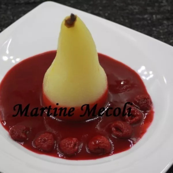 Poires pochées sur coulis de framboises
