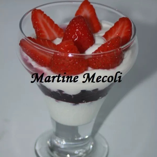 Coupelles de fromage blanc, myrtilles et fraises