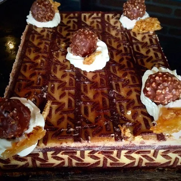 Mousse de liqueur de Turon au chocolat sur biscuit fondant au chocolat