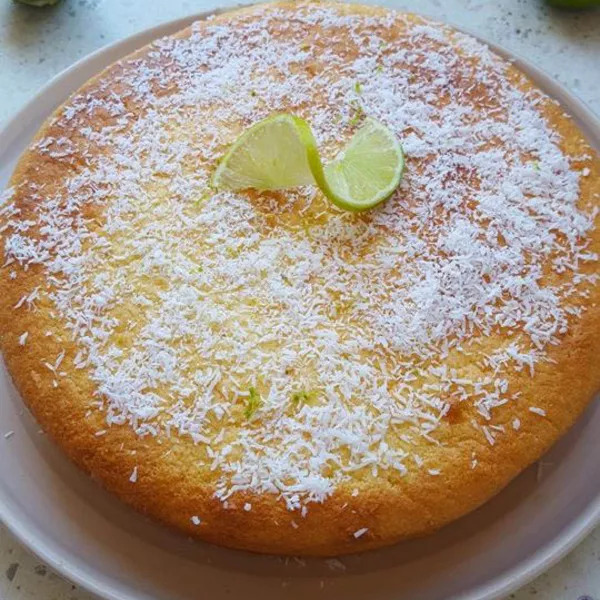Gâteau extra moelleux au citron vert et à la noix de coco