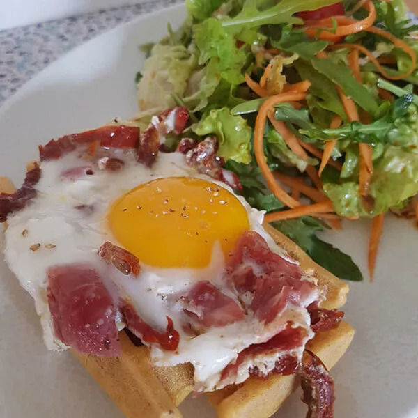 Gaufres salées au piment, œuf au plat à la coppa