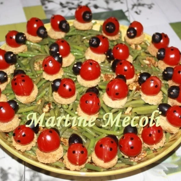 Salade de haricots verts aux noix et coccinelles de tomates cerises sur canapés sans cook'in